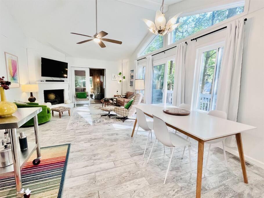 ein Wohnzimmer mit einem weißen Tisch und Stühlen in der Unterkunft Cozy Ocean Pines Cottage in Ocean Pines
