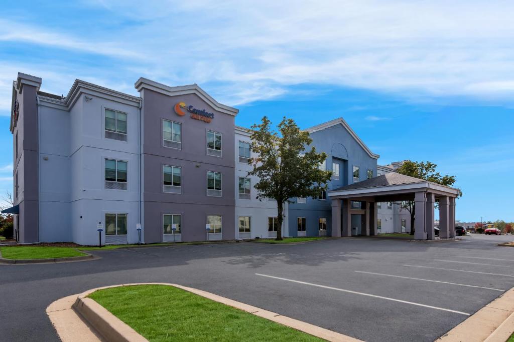 an image of a hotel with a parking lot at Comfort Suites Kansas City - Liberty in Liberty