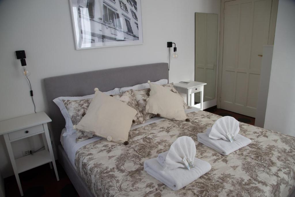 Giường trong phòng chung tại Piazza Testaccio Home appartamento E 1 accogliente con vista piazza Testaccio