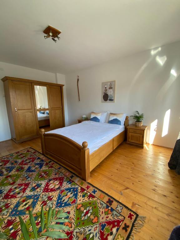 una camera con letto e tappeto di Bran-Tohan a Tohanu Nou