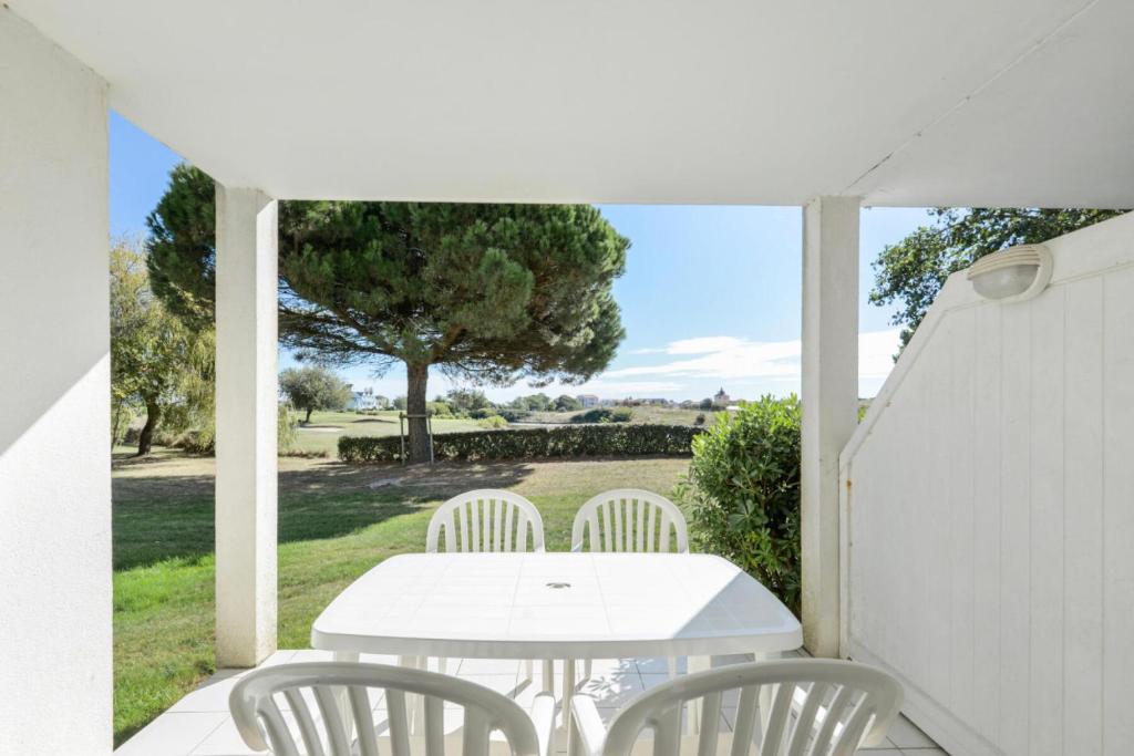 une table blanche et des chaises sur une terrasse dans l'établissement Résidence Port Bourgenay - maeva Home - Studio 5 personnes - Confort MAE-2553, à Talmont-Saint-Hilaire