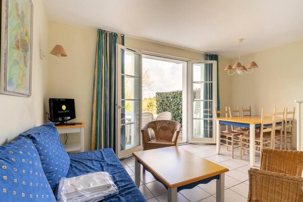 un salon avec un canapé et une table dans l'établissement Les Maisons de Port Bourgenay - maeva Home - Maison 3 pièces 6 personnes - Confort MAE-6439, à Talmont-Saint-Hilaire