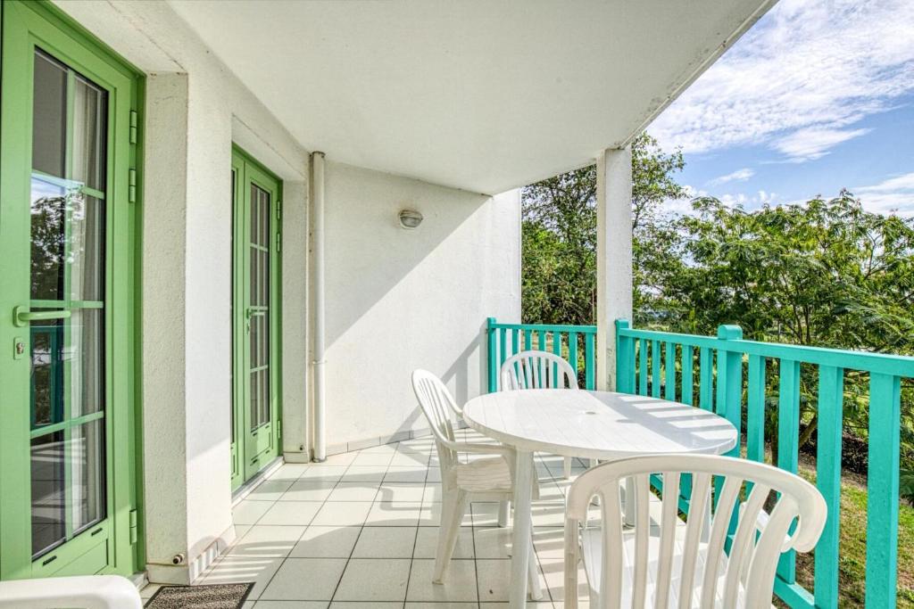 un patio avec une table et des chaises sur un porche dans l'établissement Résidence Port Bourgenay - maeva Home - Appartement 2 Pièces 7 Personnes - Sélection MAE-8247, à Talmont-Saint-Hilaire