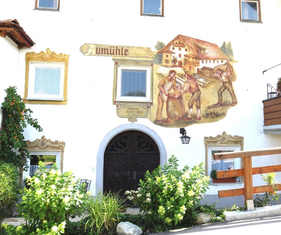 un edificio con una pintura a un lado. en Ferienwohnung Aumühle, en Freilassing