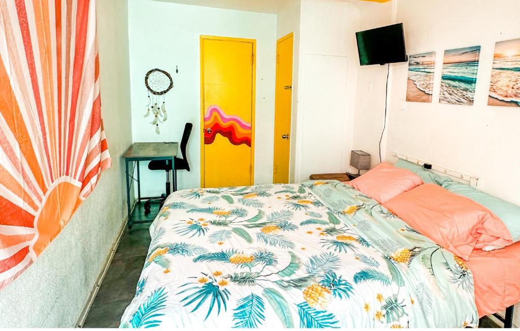 Postel nebo postele na pokoji v ubytování ITH San Diego Beach Bungalow Surf Hostel