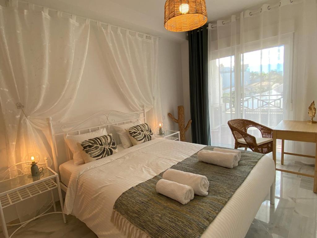 une chambre avec un grand lit avec deux oreillers dessus dans l'établissement Casa del Sol, à Calp