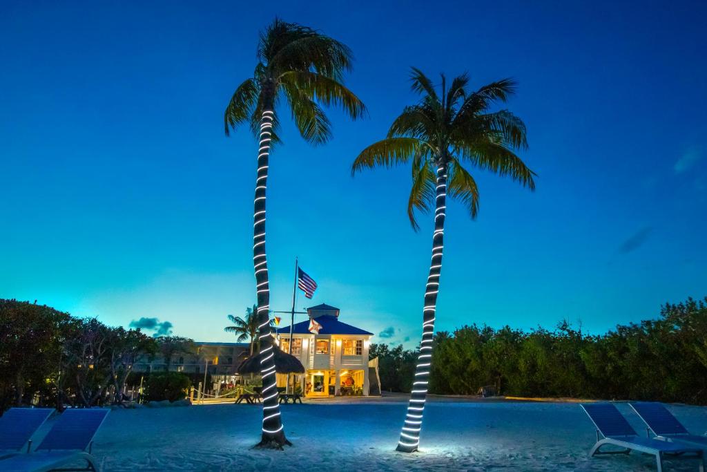 Bazén v ubytování Ocean Pointe Suites at Key Largo nebo v jeho okolí