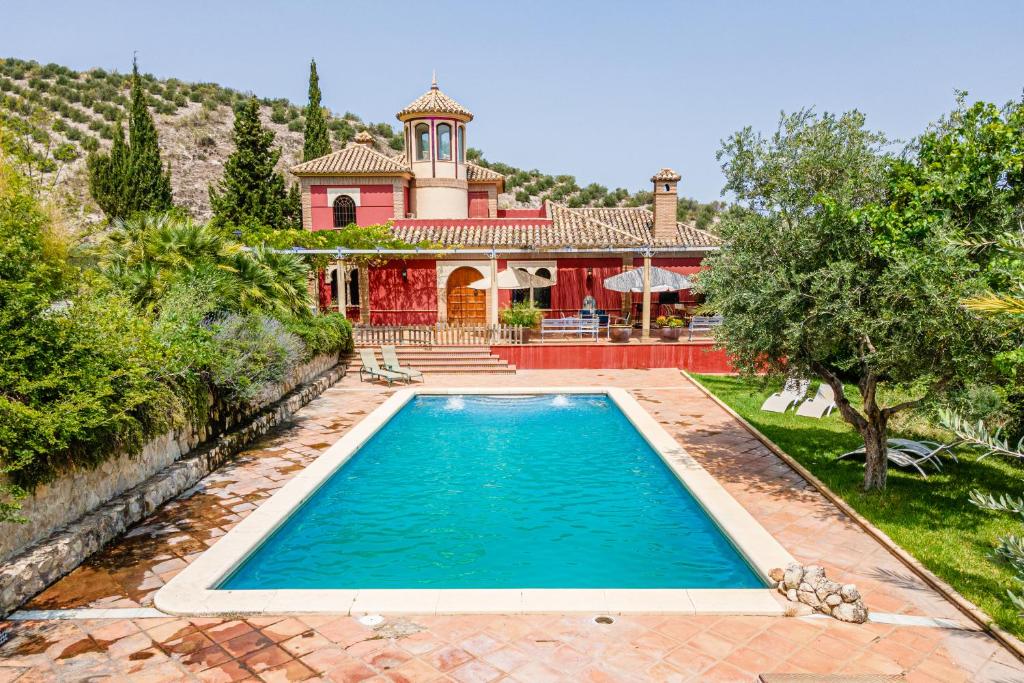 ein Grundstück mit einem Pool vor einem Haus in der Unterkunft Hacienda San Marcos in Baena