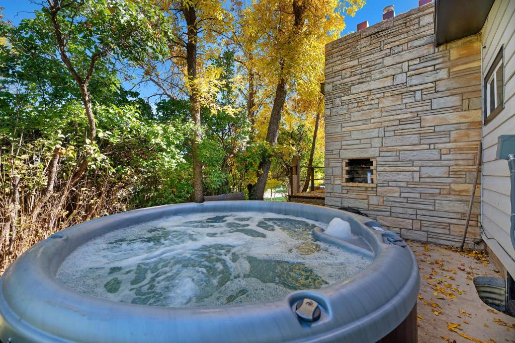 Charming Retreat with Hot Tub, Pizza Oven home, Spearfish Updated 2023 Prices