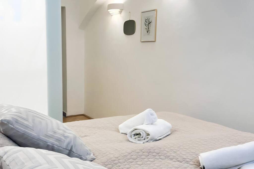 uma cama com toalhas em cima em Cozy and stylish flat close to Schoenbrunn Palace em Viena