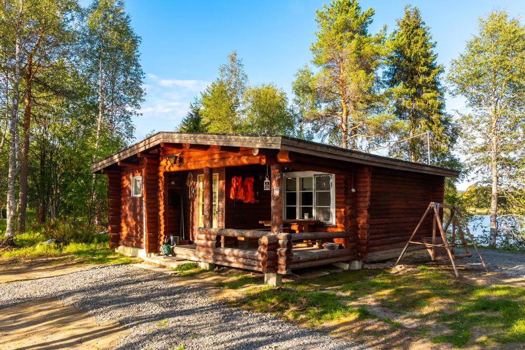 una cabaña de madera en medio de un bosque en Aamun Kajo en Kuusamo