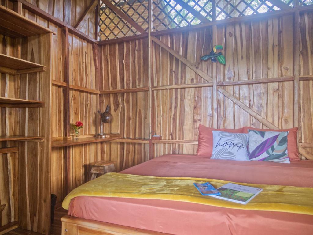 Postel nebo postele na pokoji v ubytování Finca Colibri Ecolodges en Pleine Nature ferry Playa Najanjo Costa Rica
