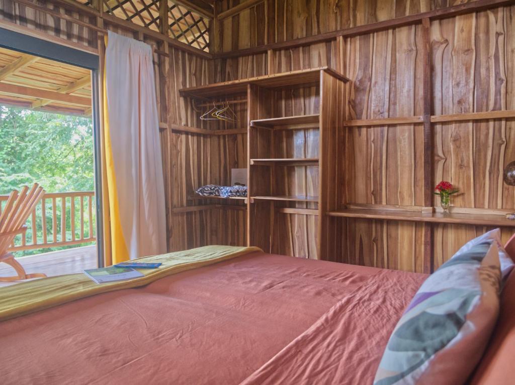 Postel nebo postele na pokoji v ubytování Finca Colibri Ecolodges en Pleine Nature ferry Playa Najanjo Costa Rica