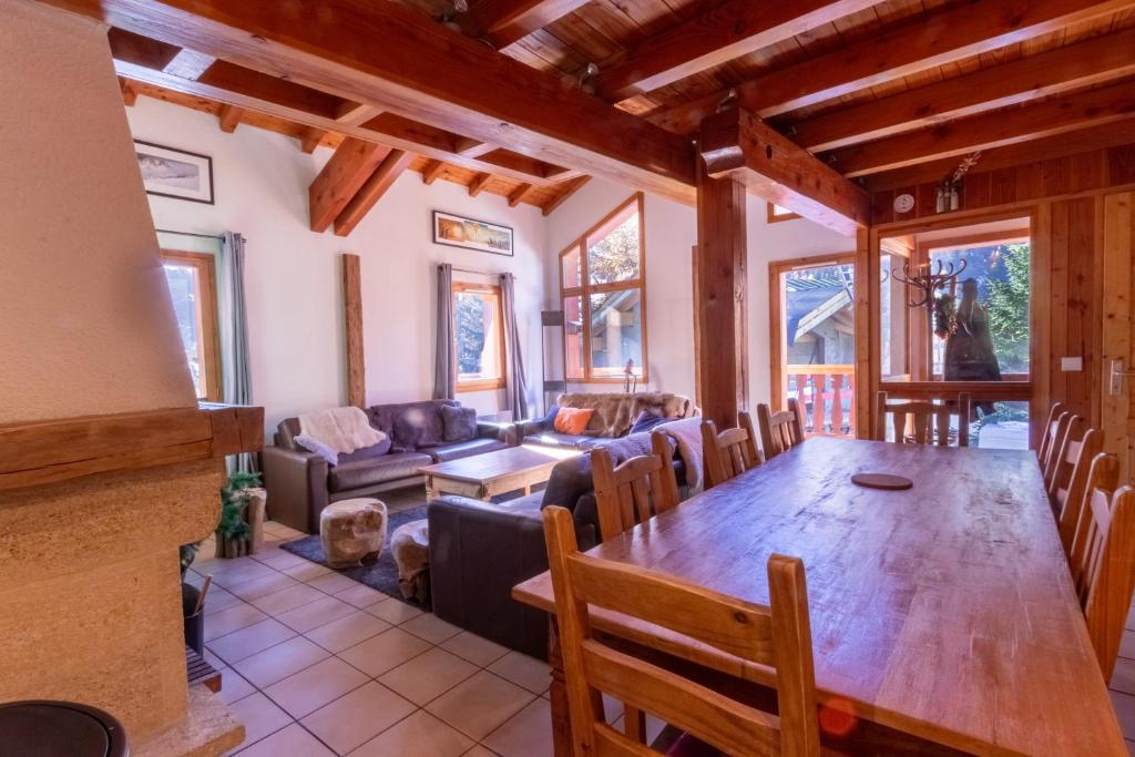 - un salon avec une table en bois et un canapé dans l'établissement Tignes les Brévières - Chalet Chardonnay, à Tignes