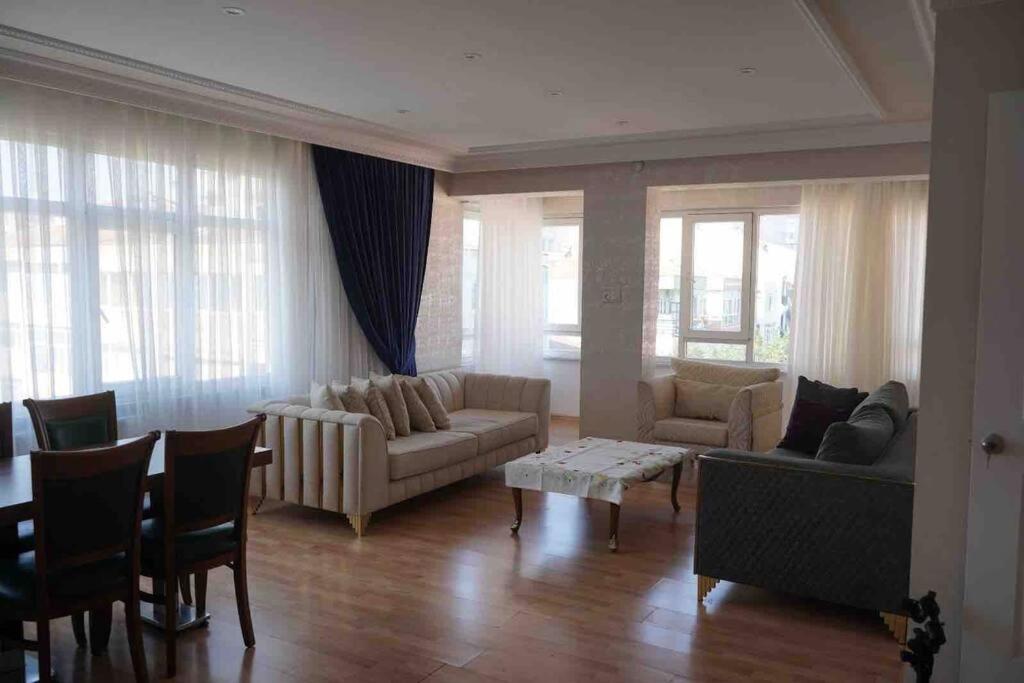 sala de estar con sofá y mesa en Bakırköy'de ekonomik daire, en Estambul