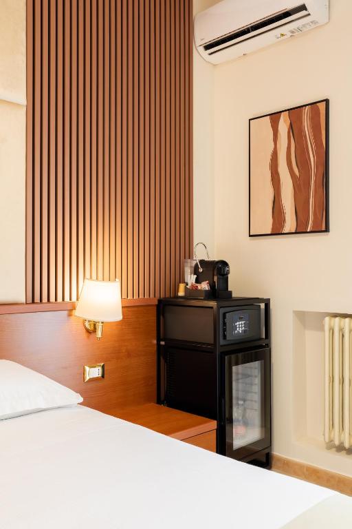 Łóżko lub łóżka w pokoju w obiekcie AlbaDomus Affittacamere o GuestHouse