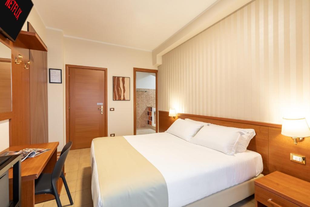 Łóżko lub łóżka w pokoju w obiekcie AlbaDomus Affittacamere o GuestHouse