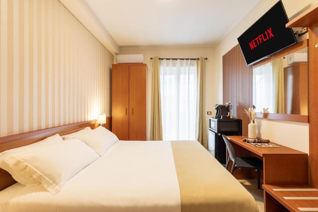 Pokój hotelowy z łóżkiem i biurkiem w obiekcie AlbaDomus Affittacamere o GuestHouse w Rzymie