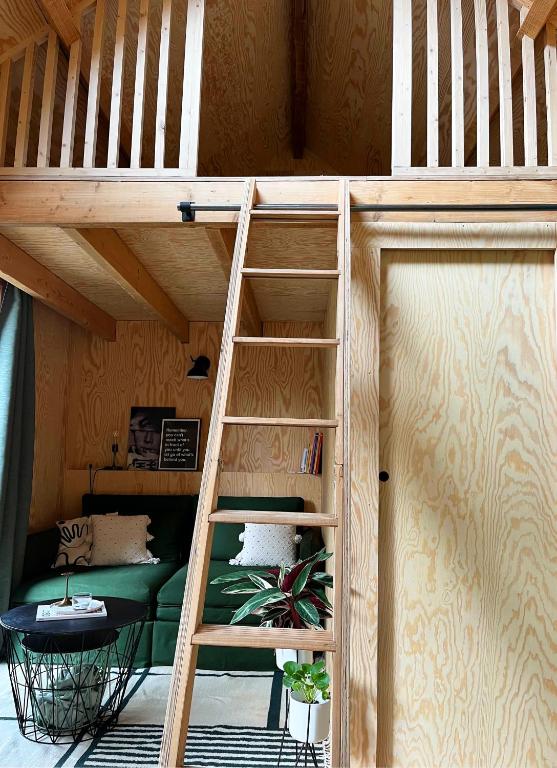 Katil dua tingkat atau katil-katil dua tingkat dalam bilik di Bayda's Tiny House