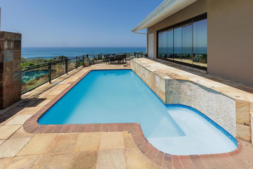 una piscina con vista sull'oceano di Seagull Villa a Margate