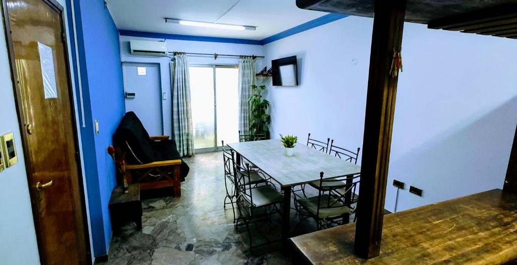 una stanza con tavolo, sedie e parete blu di Alon Ayun Centro Dpto 1 a Mendoza