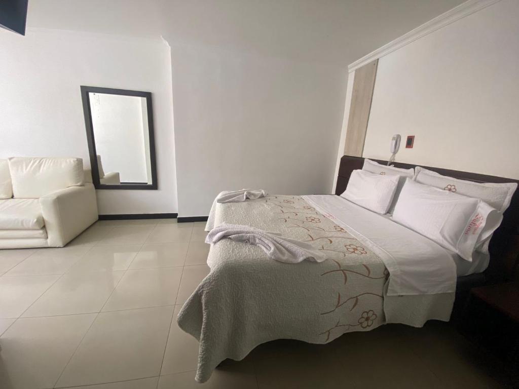 Postel nebo postele na pokoji v ubytování Hotel Yolima Real