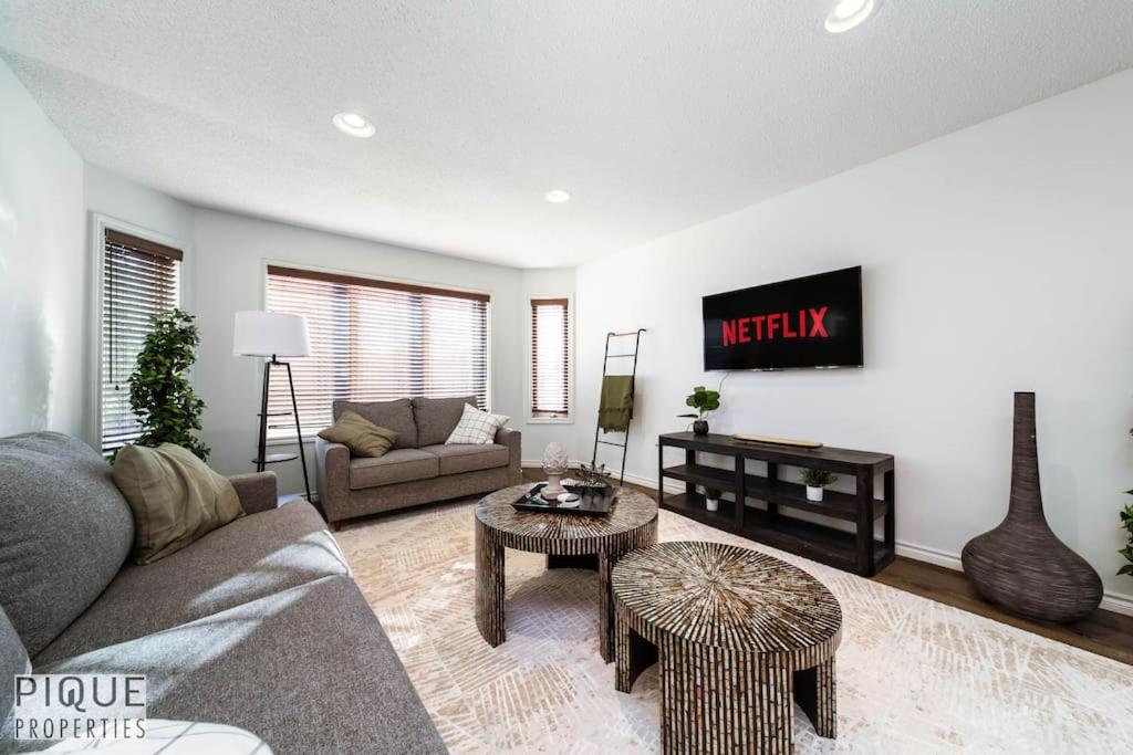 Χώρος καθιστικού στο Chic 3BR Modern Home - Wi-Fi - Netflix - Sleeps 8!