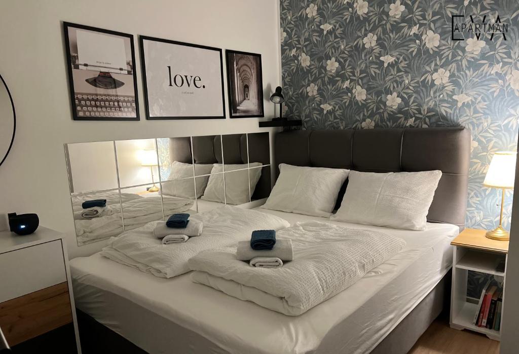 een slaapkamer met een bed met twee handdoeken erop bij Apartman EVA - Dugo Selo / Zagreb in Dugo Selo