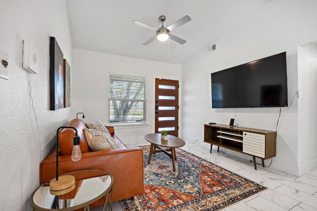 een woonkamer met een bank, een tv en een tafel bij Austin Dunstan by Barclé in Austin