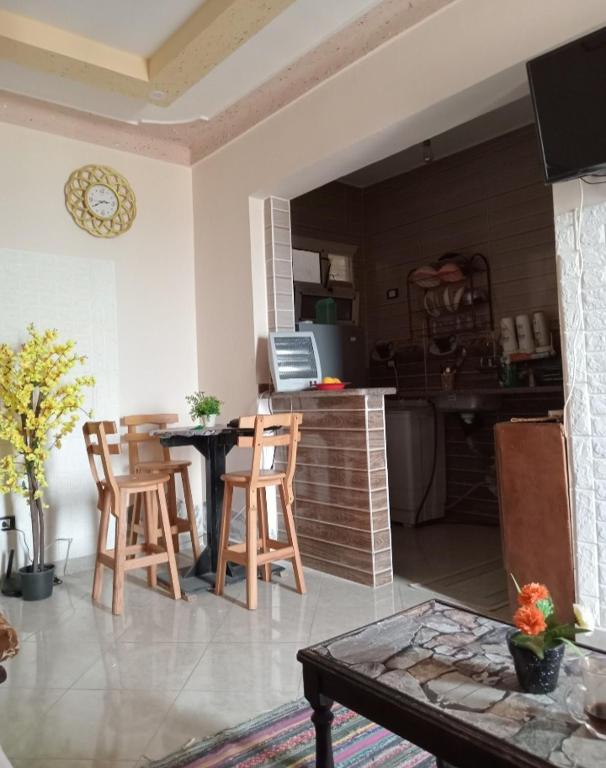 A television and/or entertainment centre at Free Wi-Fi شقة فندقية فى الاسكندرية New apartment sea view Alexandria