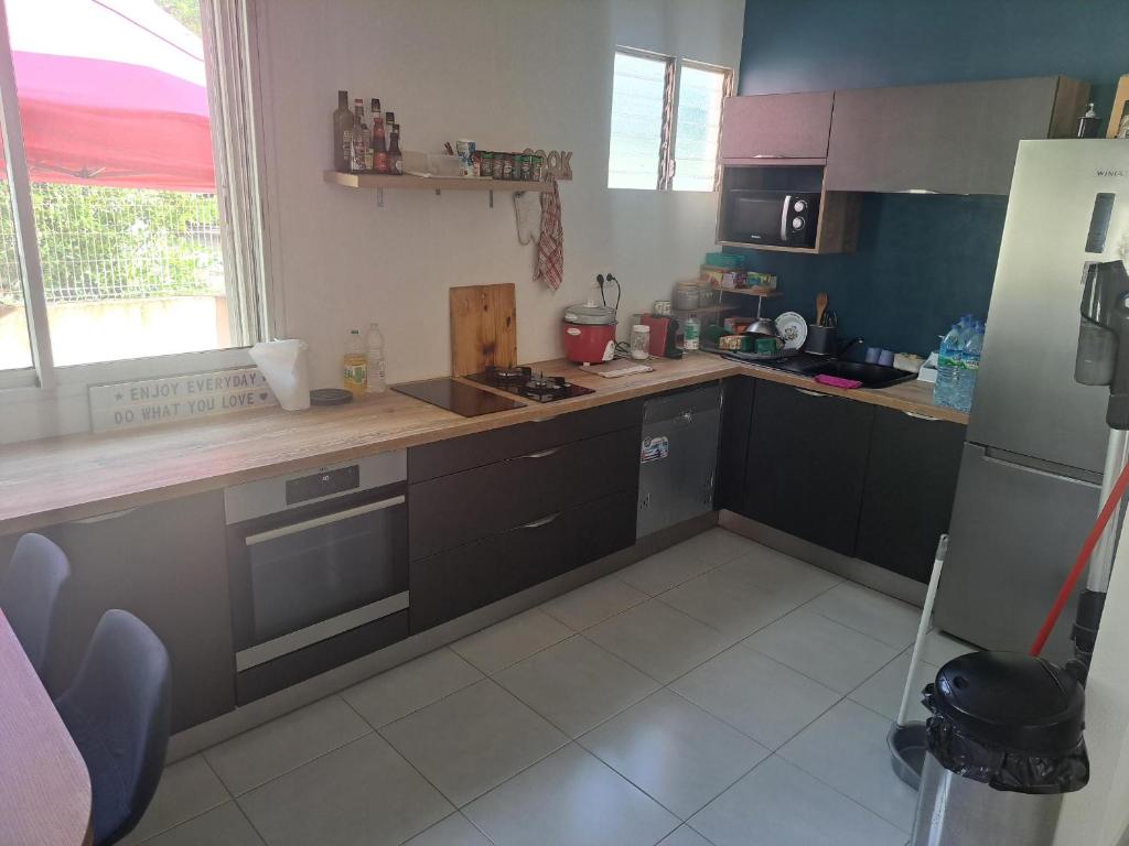 Kuchyň nebo kuchyňský kout v ubytování Chambres d'hôtes dans Villa à Chateauboeuf