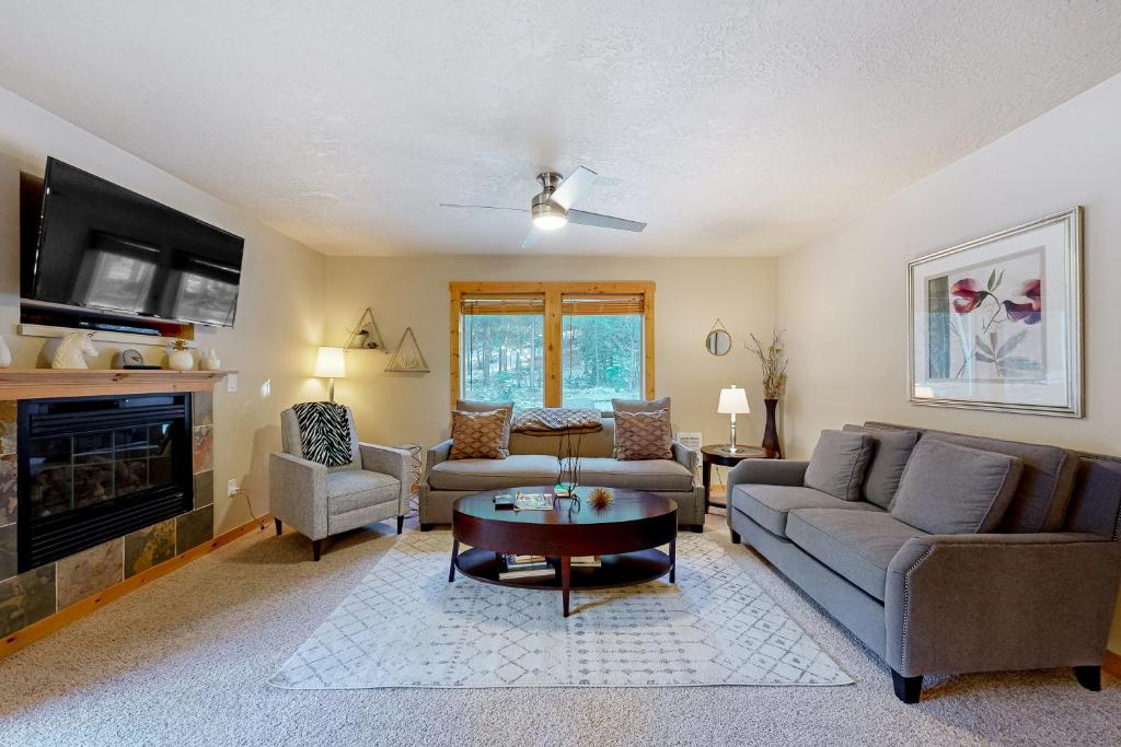 una sala de estar con un sofá y una mesa en The Forest Glen, en McCall