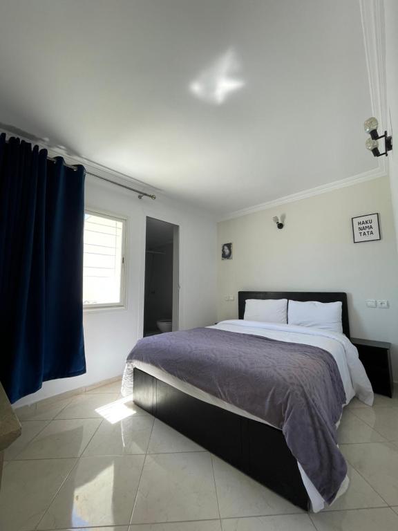 Un dormitorio con una cama grande y una ventana en Hotel Mauritania, en Tánger