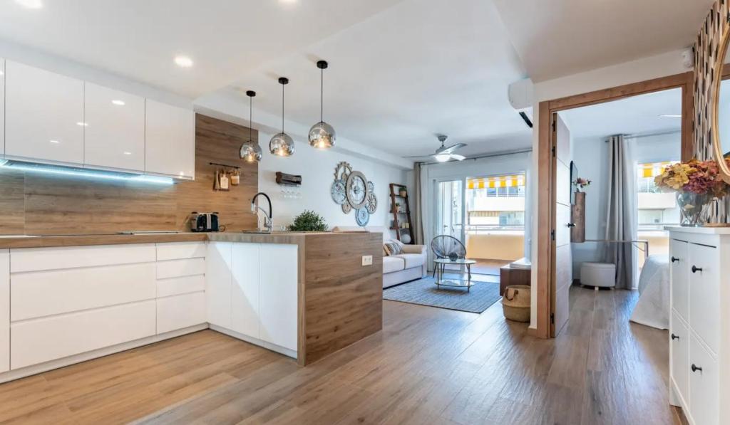 A kitchen or kitchenette at Apartamento Boutique Miramar Playa, Garaje opcional