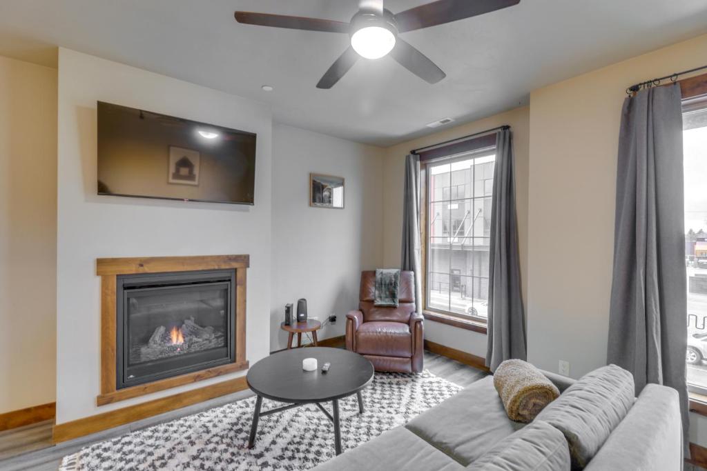 a living room with a couch and a fireplace at Downtown Columbia Falls Condo 16 Mi to Ski Resort in Columbia Falls