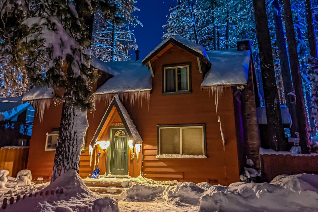 una casa con una porta verde nella neve di Aspen Ridge a South Lake Tahoe