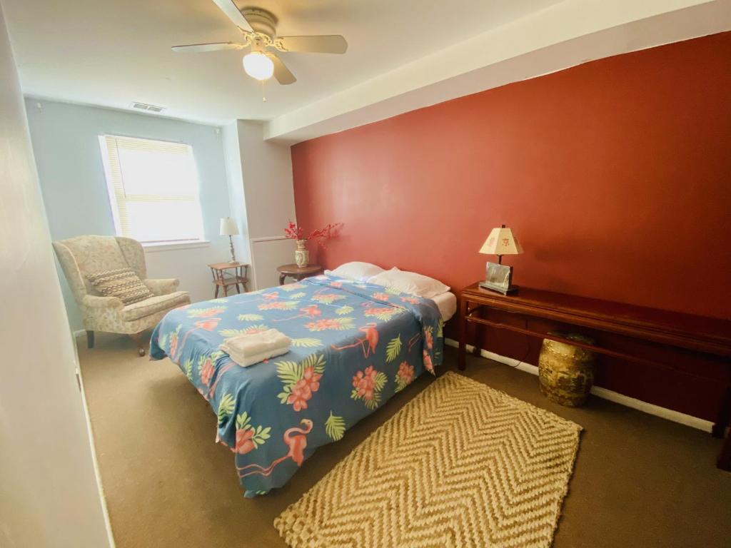 1 dormitorio con 1 cama y 1 silla en Shanghai 2900 - Vintage Oriental Style 2BR w Parking near Airport, en Filadelfia