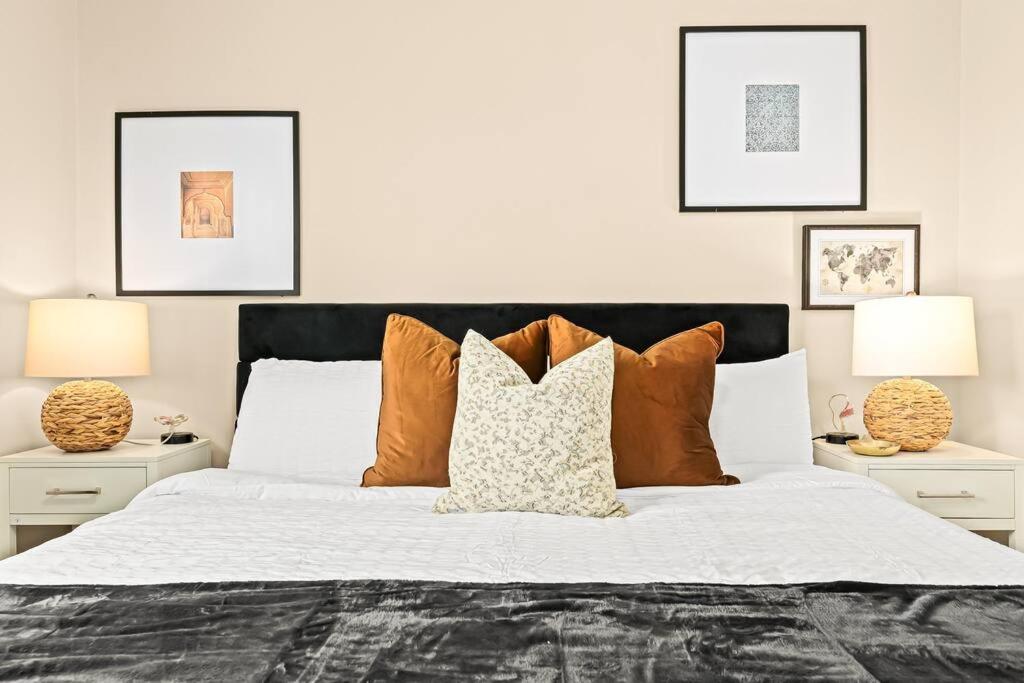 Posteľ alebo postele v izbe v ubytovaní Brand New! 1BR Lower Flat near Downtown Roseville