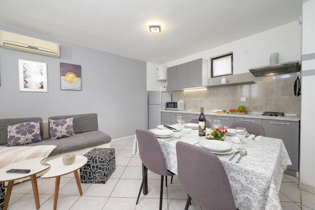 Apartments Silvana 74 - Comfort Two-Bedroom Apartment With Balcony