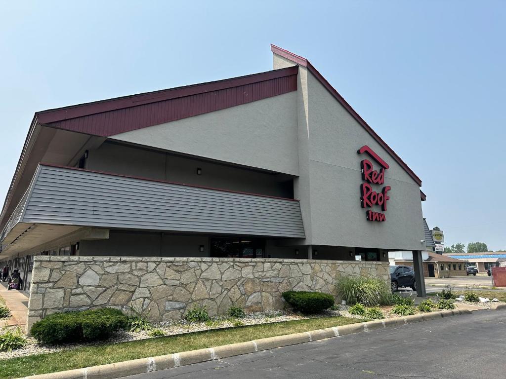 a fast food restaurant on the side of a street at Red Roof Inn Benton Harbor - St. Joseph in Benton Harbor