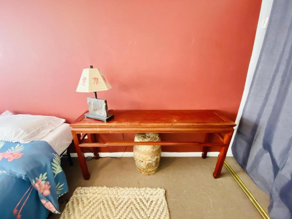 Airport Xpress Guestrooms - Queen Room With Shared Bathroom