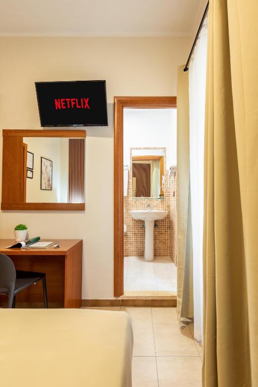 Telewizja i/lub zestaw kina domowego w obiekcie AlbaDomus Affittacamere o GuestHouse
