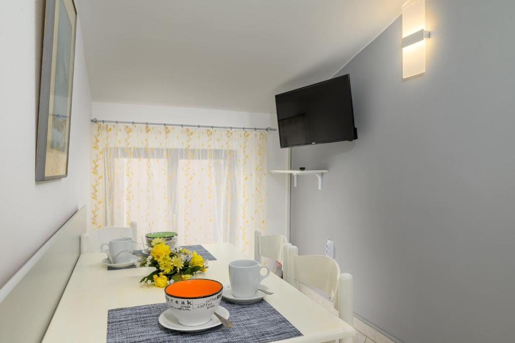 Apartments Silvana 74 - Two-Bedroom Apartment With Balcony