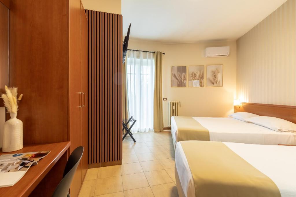 Łóżko lub łóżka w pokoju w obiekcie AlbaDomus Affittacamere o GuestHouse