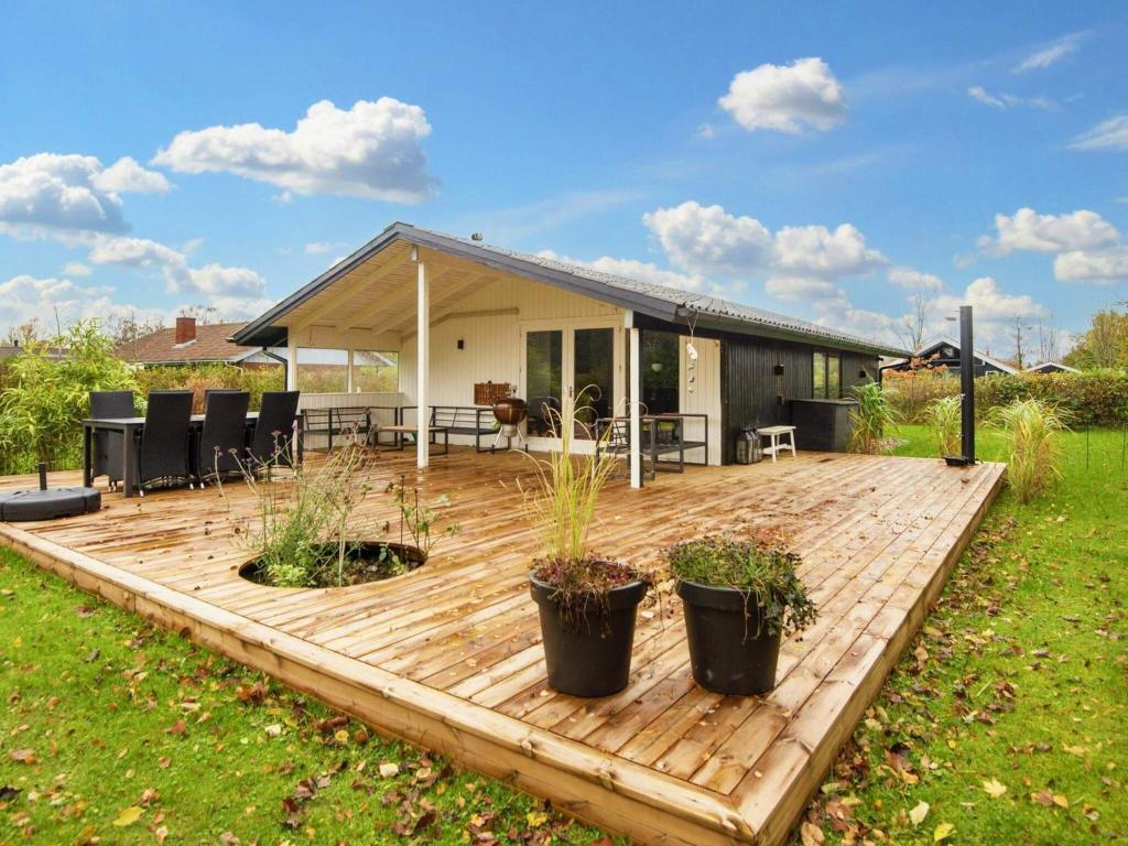 una terraza de madera frente a una casa en Holiday home Sydals LXII, en Neder Lysabild