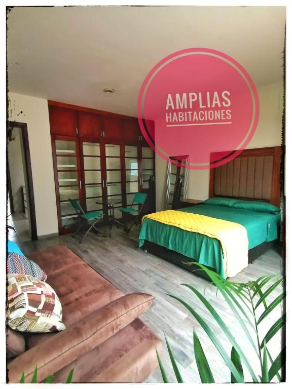 Casa del Pibe Piola في مدينة أواكساكا: غرفة بسريرين وعلامة مكتوب عليها حمامات أميليا