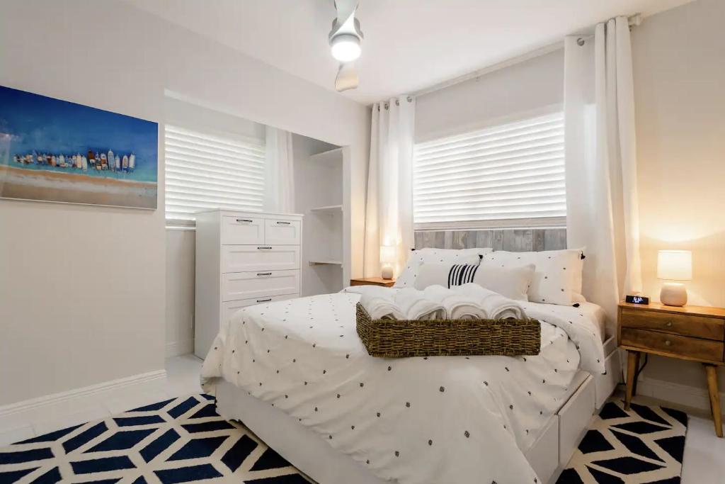 1 dormitorio blanco con 1 cama y vestidor en Perfect Beach Escape 1BD/1Bath Close to Everything, en Fort Lauderdale
