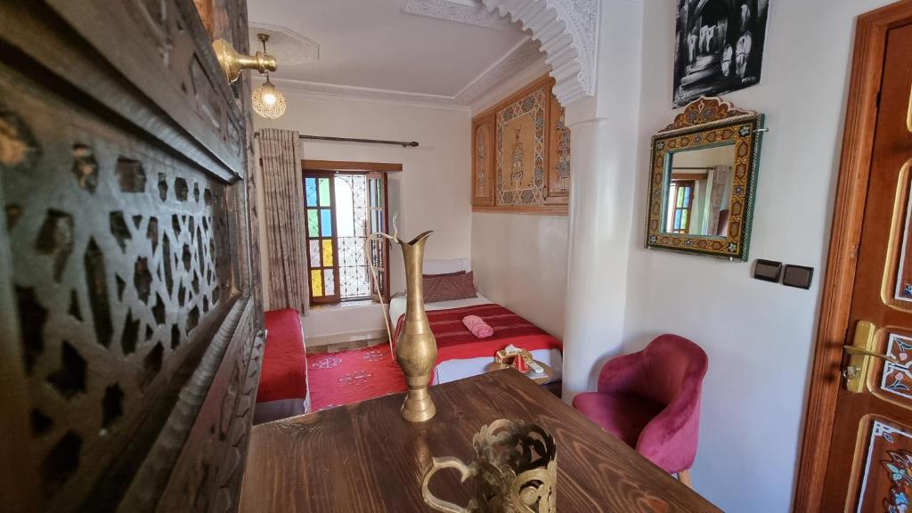 Postel nebo postele na pokoji v ubytování Riad Fes Touria Palace