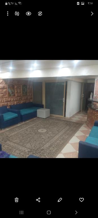 een weergave van een woonkamer met blauwe meubels bij elkasr elmalaki in Alexandrië
