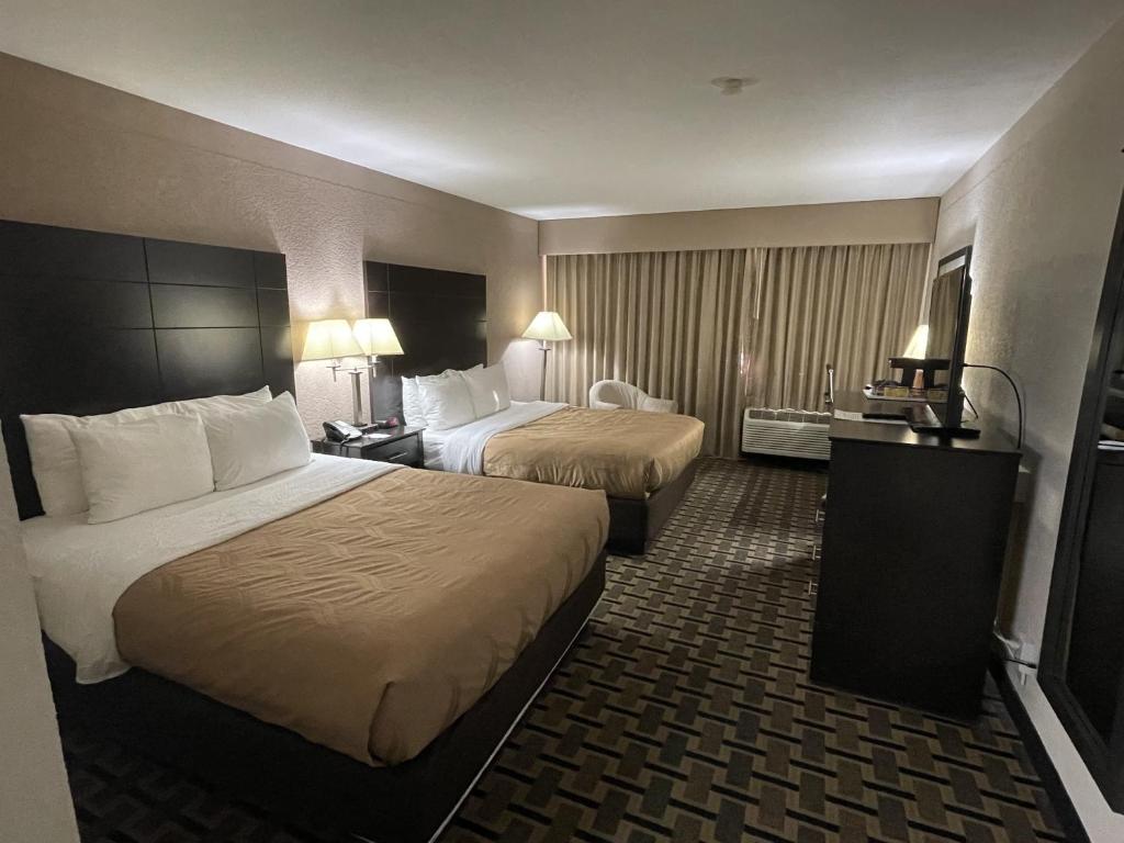 Quality Inn & Suites - 豪华皇后室和两个大床 - 不吸烟
